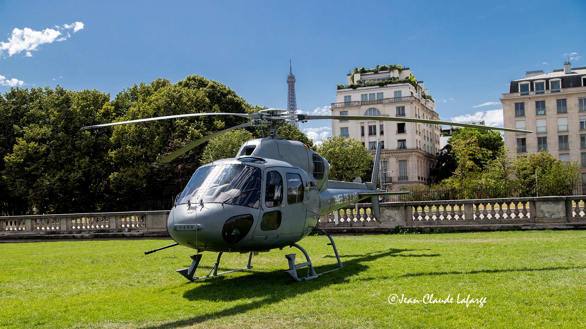 Après avoir survolé le matin du 14 juillet les Champs Elysées l'hélicoptère de lArmée de l'air 